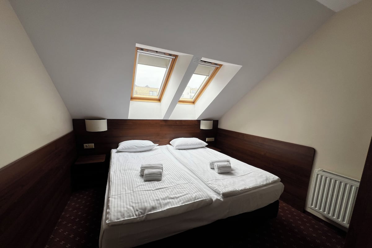 Attic Double Room with Double or 2 Separate Beds | Hypoallergeen beddengoed, een kluis op de kamer, een bureau