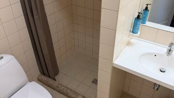 Dusche, kostenlose Toilettenartikel, Haartrockner, Handtücher