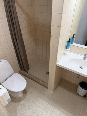 Shower, free toiletries, hair dryer, towels - Memel Hotel (Klaipeda)