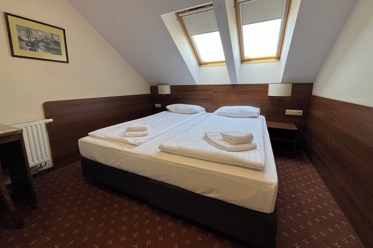 Hypoallergeen beddengoed, een kluis op de kamer, een bureau