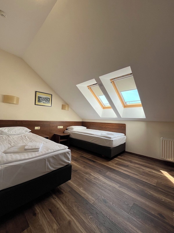 Attic Twin Room | Allergitestet sengetøy, safe på rommet, skrivebord og blendingsgardiner