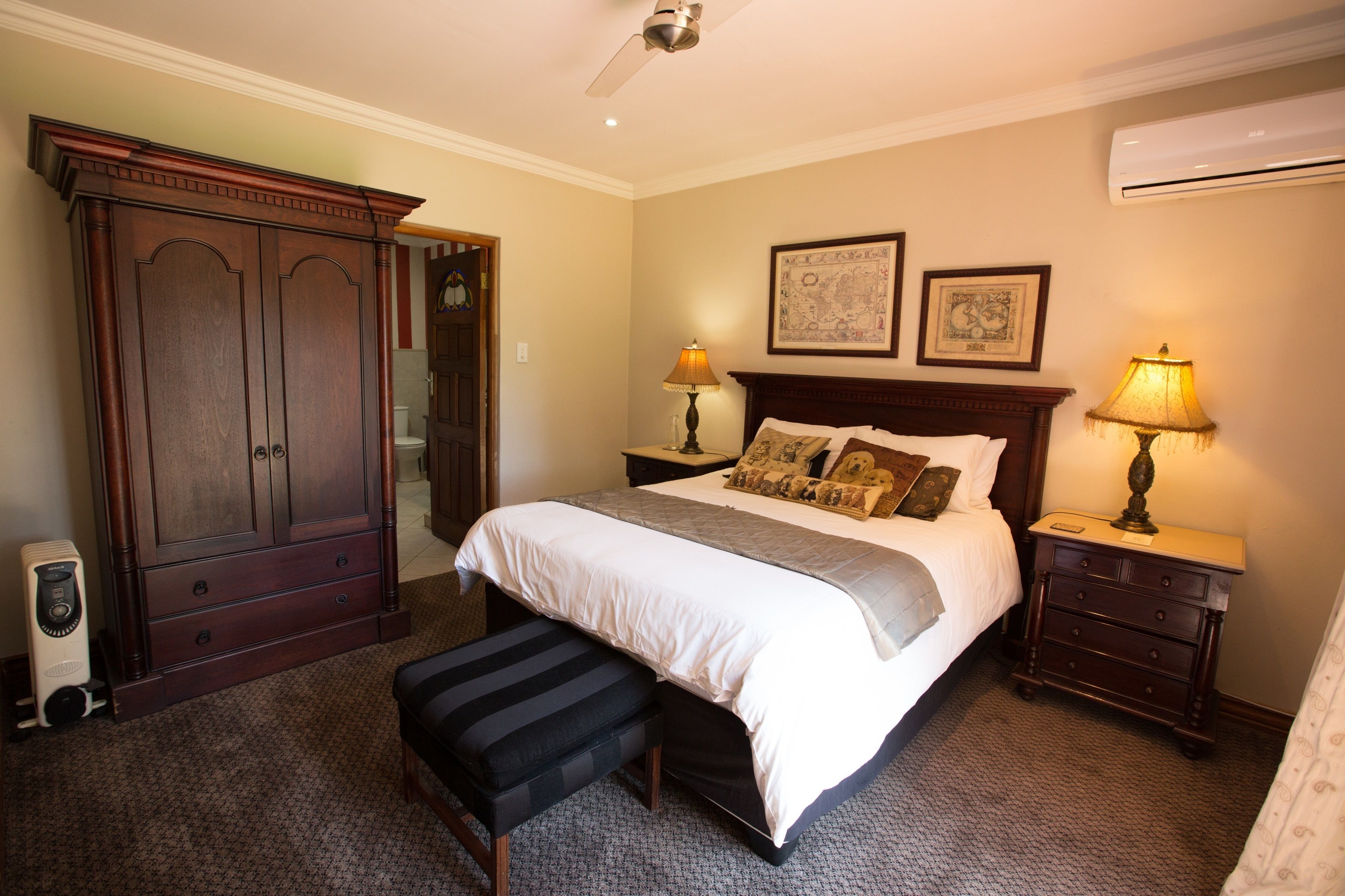 Habitación de lujo | Ropa de cama hipoalergénica, edredones de plumas, caja fuerte