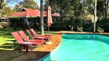 Outdoor pool, pool umbrellas, sun loungers