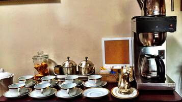 Daily full breakfast (ZAR 100 per person)