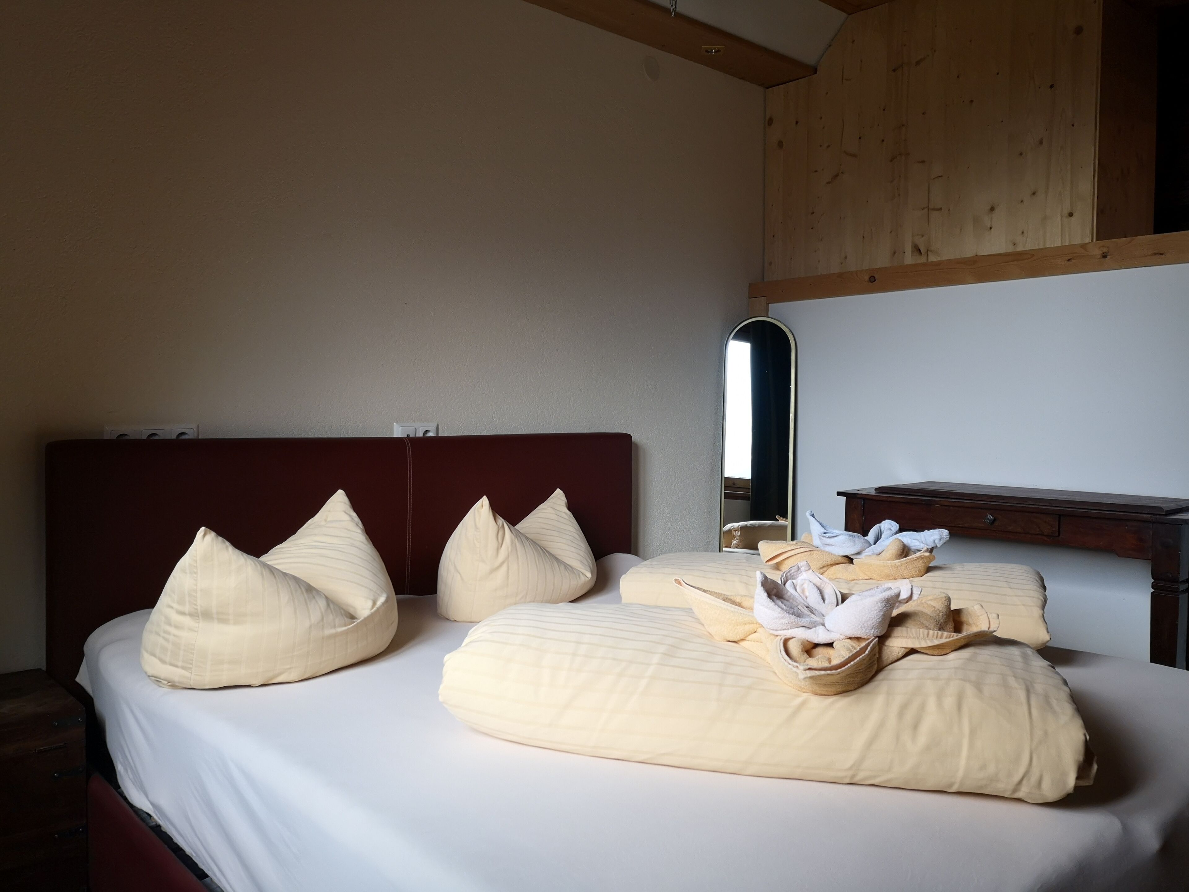 premium bedding, in-room safe, bed sheets