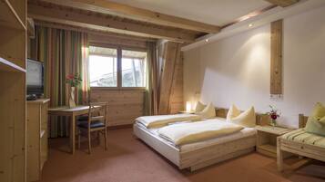 Ropa de cama de alta calidad y caja de seguridad en la habitación