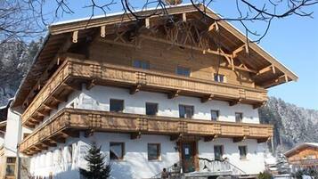 Vista frontal de la propiedad