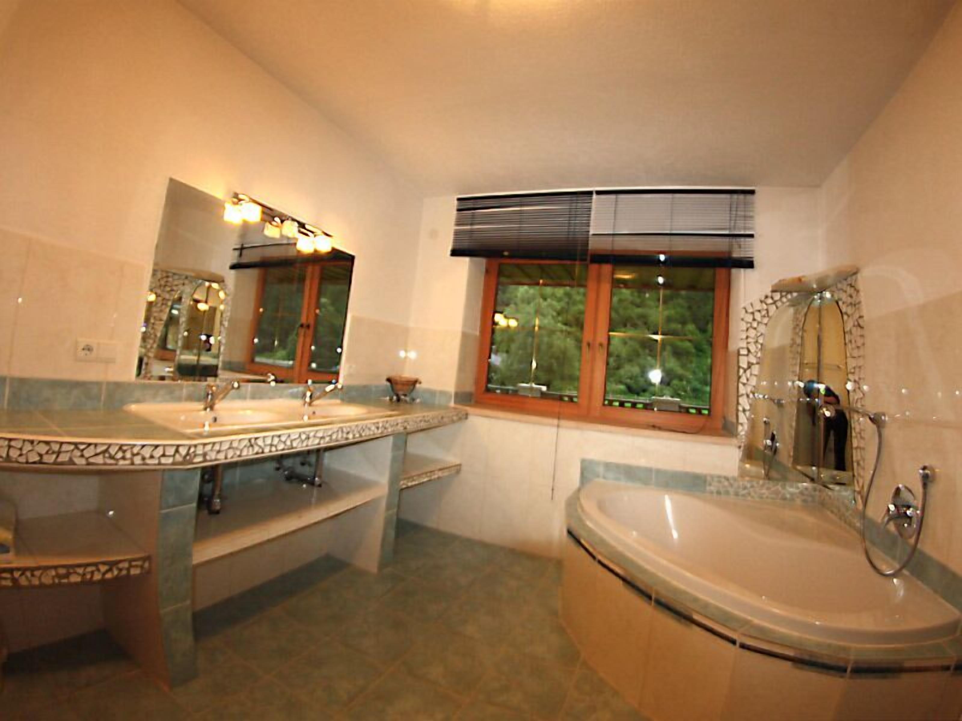 standard apartment, 4 bedrooms, balcony, mountain view (rosenrot) | bathroom | shower, free toiletries, hair dryer, towels