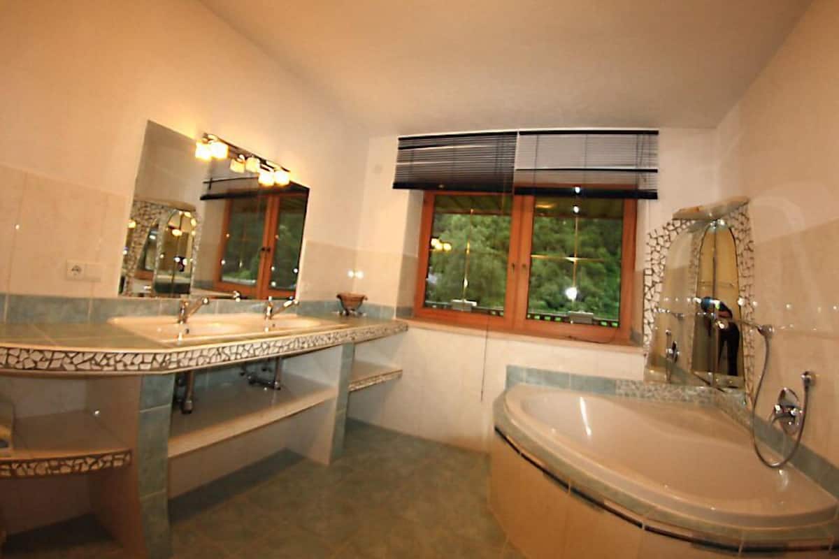 standard apartment, 4 bedrooms, balcony, mountain view (rosenrot) | bathroom | shower, free toiletries, hair dryer, towels