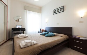 Sengetøy i egyptisk bomull, senger med overmadrass og safe på rommet