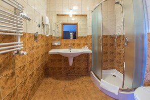 Een douche, gratis toiletartikelen, een haardroger, handdoeken
