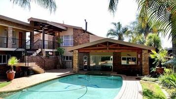 Kolam renang terbuka