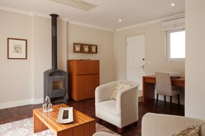 Deluxe Room (Fireplace) | Living room | TV