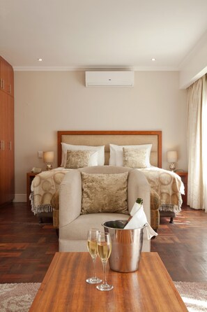 Chambre Deluxe (Fireplace) | Coin séjour | Télévision