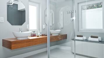 Ensemble douche/baignoire, articles de toilette gratuits, sĂšche-cheveux