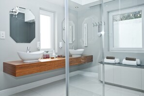 Ensemble baignoire-douche, articles de toilette (gratuits)