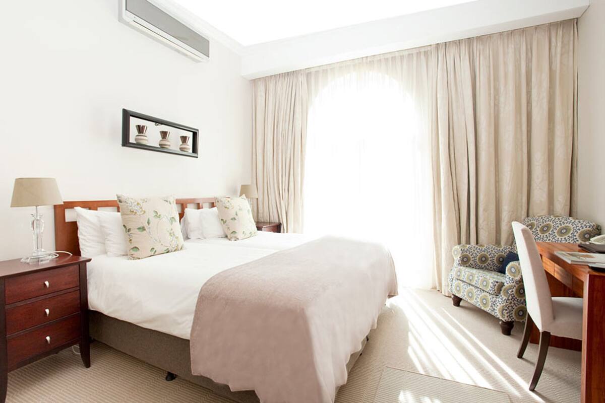 Minibar (some free items), in-room safe, WiFi (free)