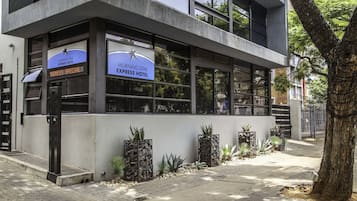 Fachada de la propiedad