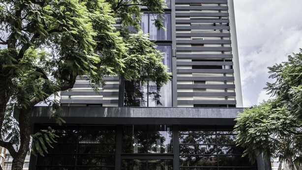 Un moderno edificio de hotel con un letrero que dice "Morning Star Express Hotel".