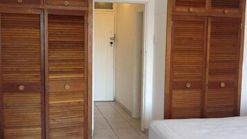 Minibar y caja de seguridad en la habitación