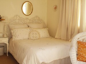 Minibar, in-room safe, iron/ironing board, bed sheets - Parkview Hotel (Durban)