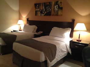 Egyptian cotton sheets, pillowtop beds, minibar, in-room safe - Executives Hotel Al Azizia (Riyadh)