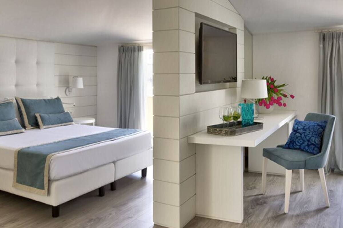 Suite Junior, balcone | Una cassaforte in camera, tende oscuranti, insonorizzazione