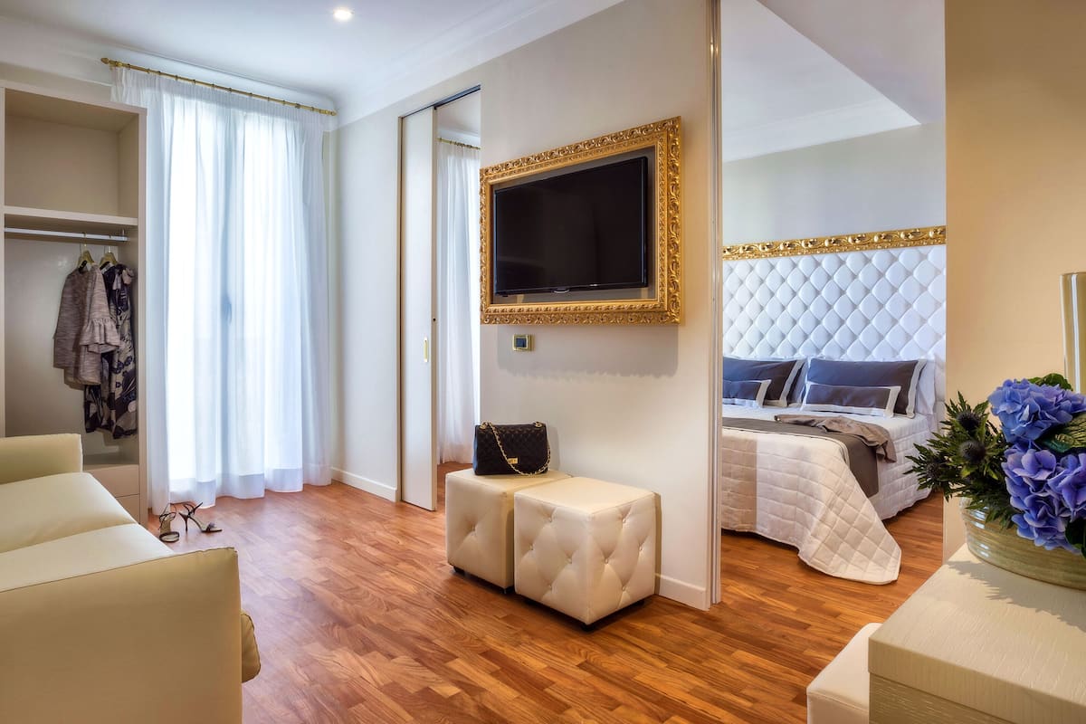 Suite familiare, balcone | Soggiorno | TV a schermo piatto