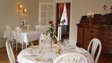 Se sirven desayunos y cenas, con vista al jardín