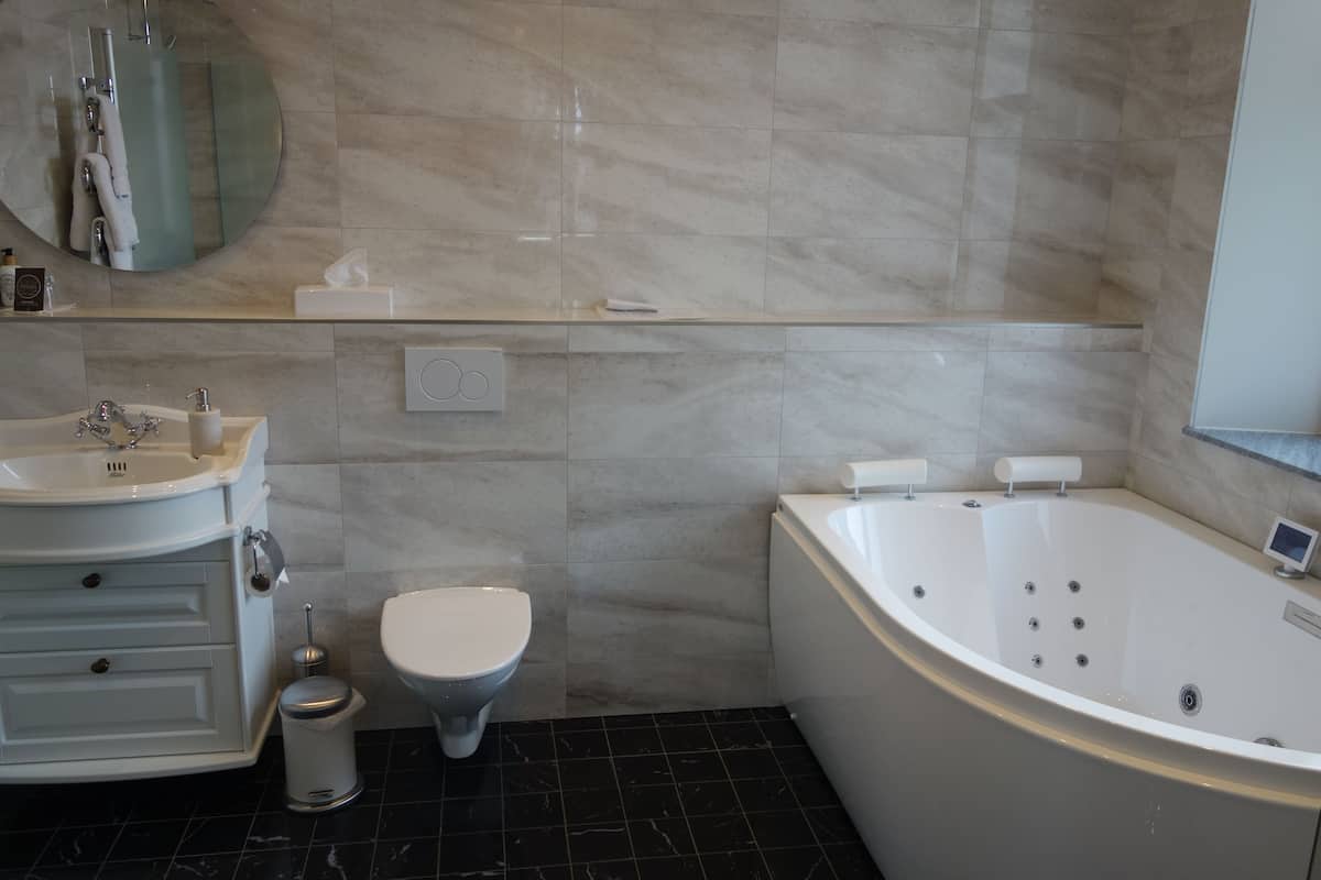 suite | private spa tub