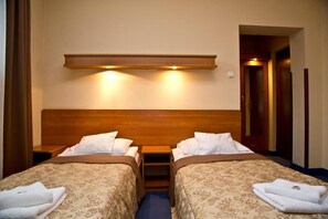 Quarto casal standard | Ferros/tábuas de passar roupa, berços grátis