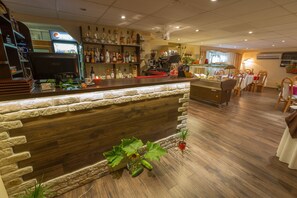 Bar (on property) - Ośrodek Usług Hotelarsko-Gastronomicznych Fian (Zakopane)