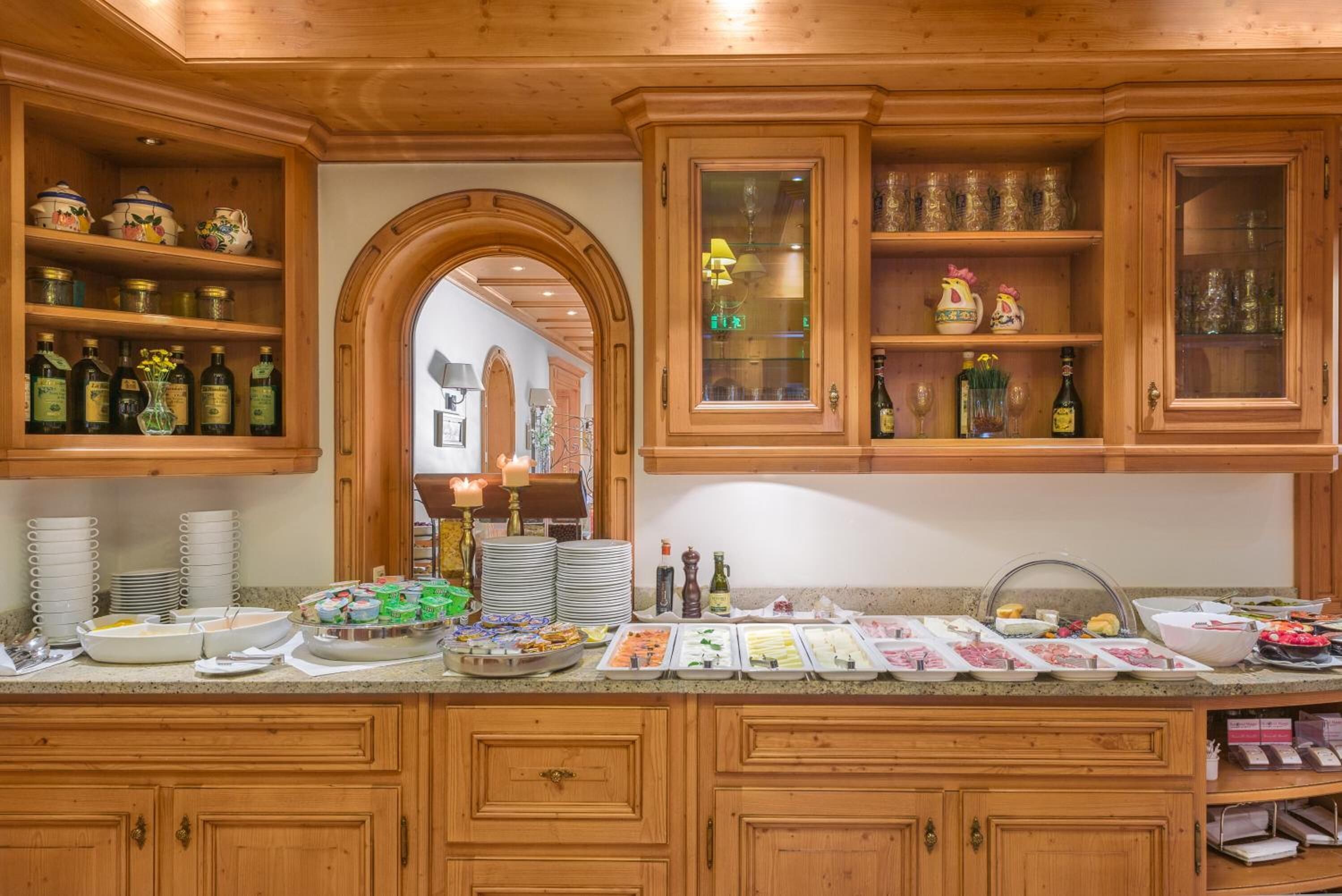 breakfast, lunch served; international cuisine, al fresco dining