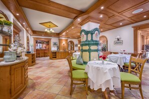 Frokost, lunsj og middag serveres, internasjonale retter, uteservering 