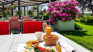 Breakfast, lunch, dinner served; international cuisine, alfresco dining