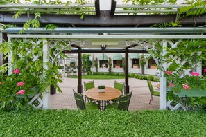 朝食、ランチ、ディナーに営業