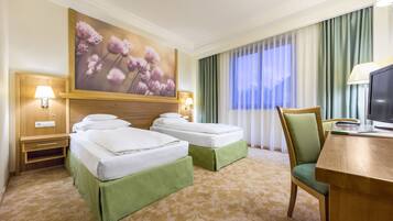 1 kamar tidur, minibar, brankas, dan didekorasi berbeda-beda