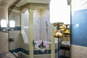 Bathtub, deep-soaking bathtub, free toiletries, towels - Hotel Royal (Gliwice)