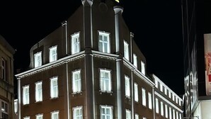 Ein Hotel namens 'ROYAL' im klassischen Baustil, mit zahlreichen Fenstern und einem markanten Eingang.