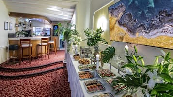 Daily buffet breakfast (PLN 65 per person)