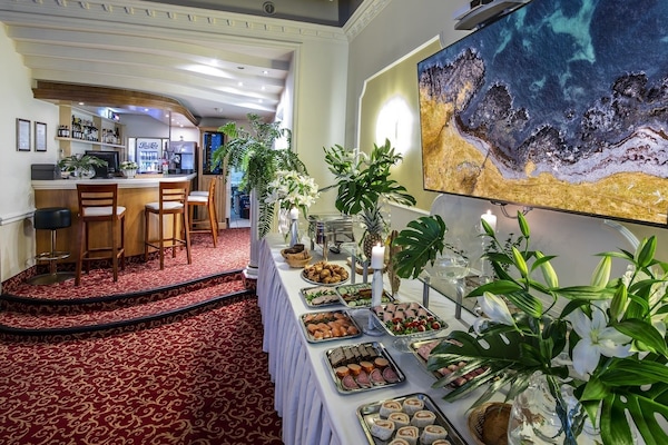 Daily buffet breakfast (PLN 65 per person)