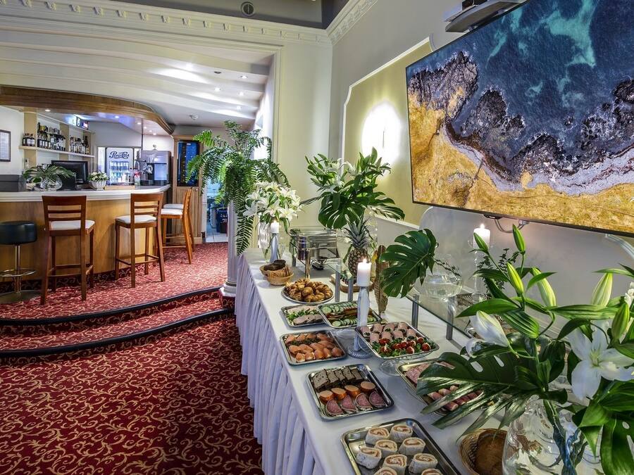 Daily buffet breakfast (PLN 65 per person)