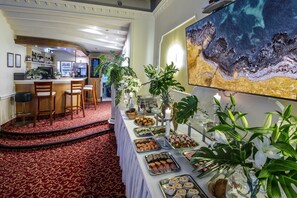 Daily buffet breakfast (PLN 65 per person)