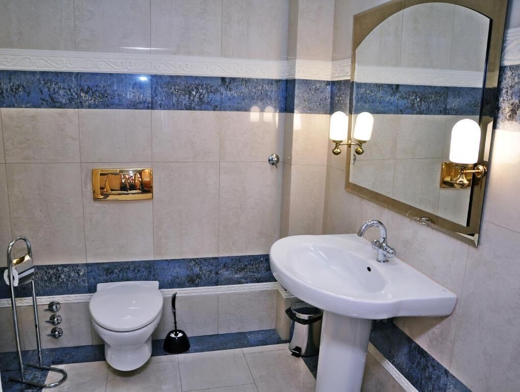 classic single room | bathroom | bathtub, deep-soaking bathtub, free toiletries, towels
