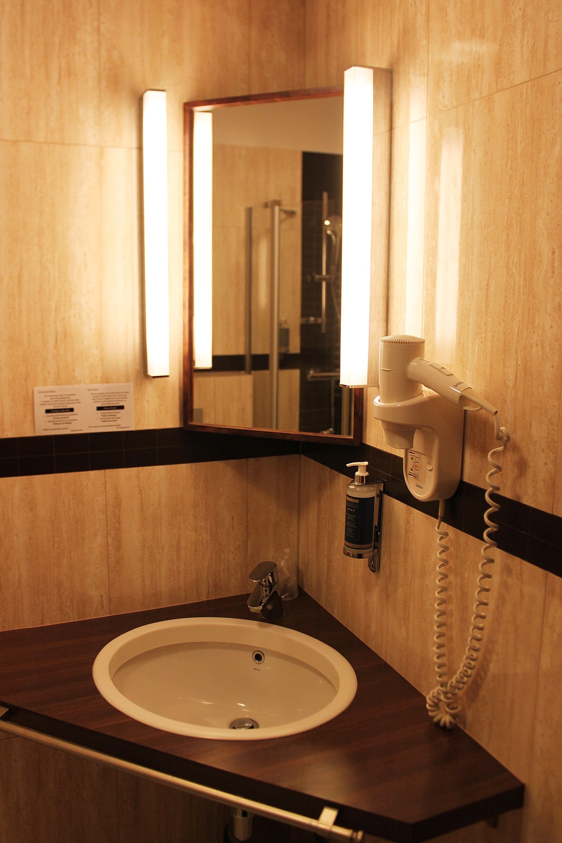 classic single room | bathroom | shower, free toiletries, hair dryer, towels
