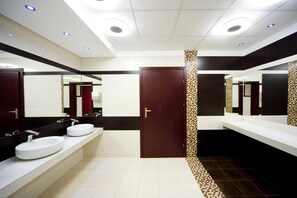 Shower, hair dryer, slippers - Centrum Hotel (Kwidzyn)