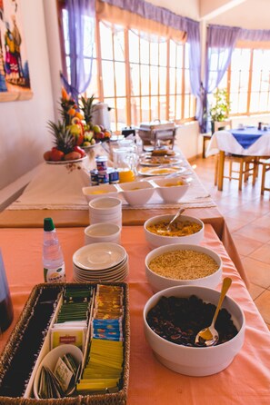 Petit-déjeuner et dîner servis sur place, vue sur le jardin 