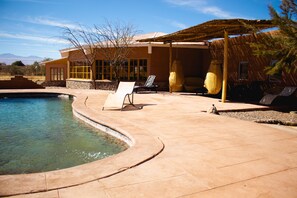 Piscina externa, espreguiçadeiras
