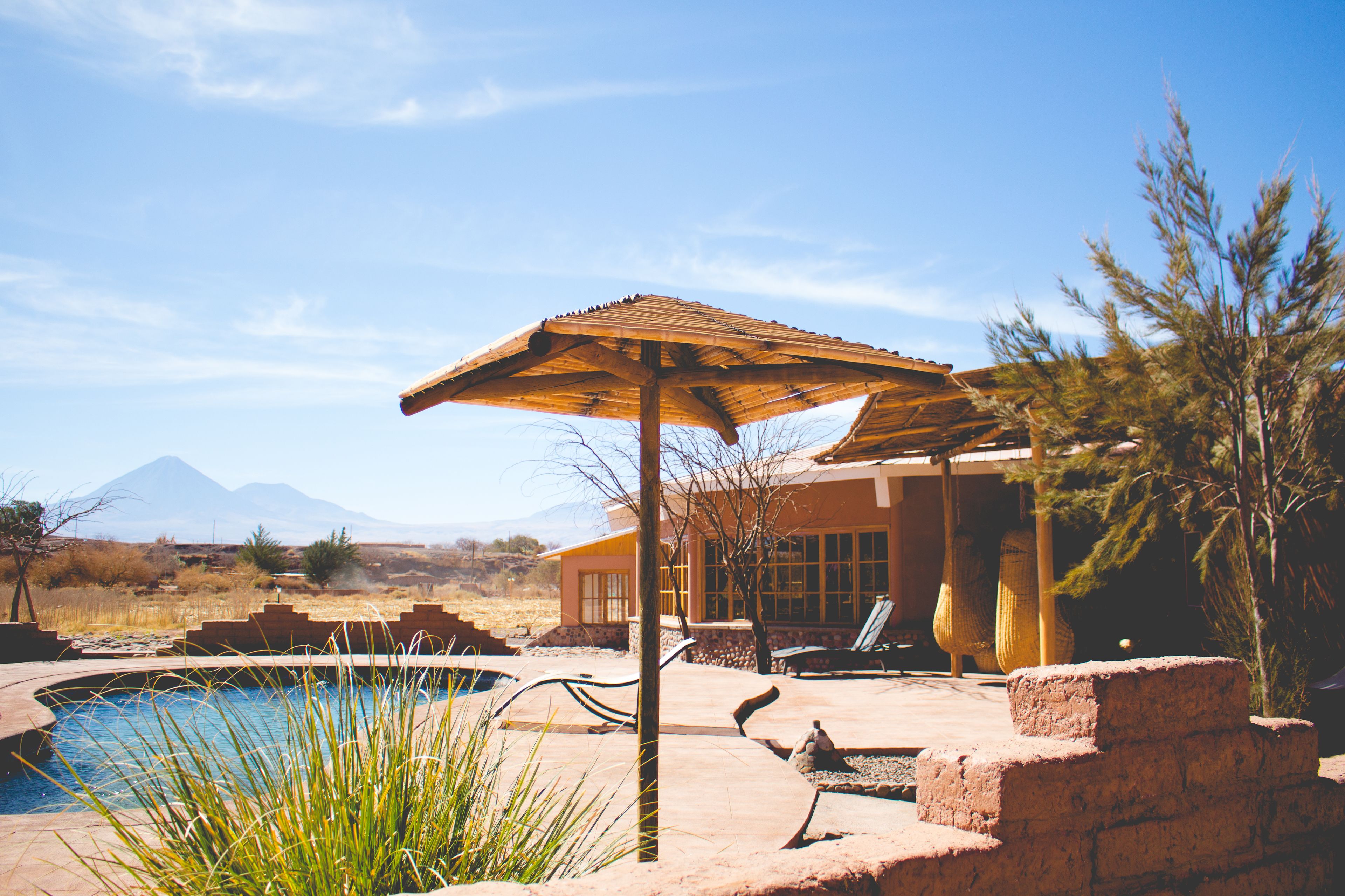 Una piscina al aire libre, sillones reclinables de piscina