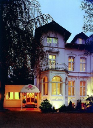 숙박 시설 정면 - 저녁/밤